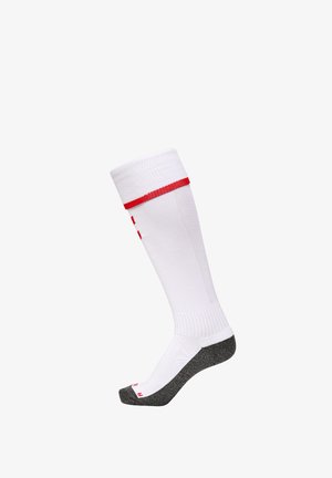 Weißer knielanger Sportsocken mit rotem Streifen nahe der Oberseite und dunkelgrauer gepolsterter Sohle und Zehenbereich.