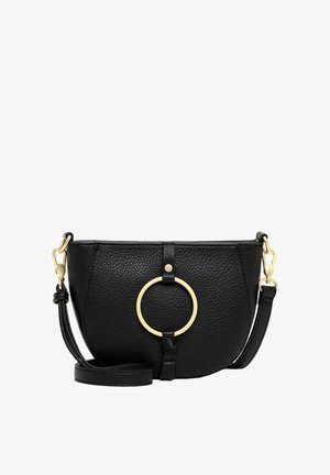 Sac bandoulière en cuir noir texturé avec sangle ajustable et grand anneau doré sur le devant.