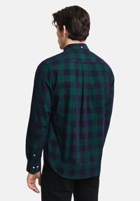 Heren geruite overhemd in groen en marineblauw, met een button-down kraag, rugplooi voor een goede pasvorm en knopen bij de mouwen. Gemaakt van textuurstof.