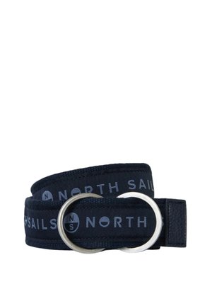 Cintura navy in tessuto con testo di branding bianco. Presenta una fibbia circolare in metallo argentato e una texture liscia. Design semplice a loop.