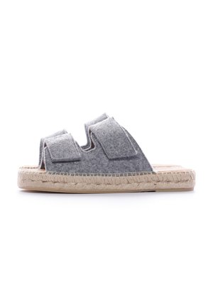 Sandalias de tiro de fieltro gris con dos correas verticales, suela envuelta en yute y planta plana. El diseño presenta una textura suave y acentos en tono marrón claro.