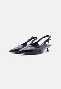 Μαύρα γυαλιστερά παπούτσια με ψηλή φτέρνα και λουράκια τύπου slingback, μυτερά δάχτυλα και ελαστικά λουράκια με την επωνυμία "KARL LAGERFELD".