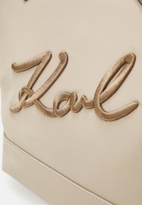 KARL LAGERFELD SIGNATURE TOTE - Velika torba - sand