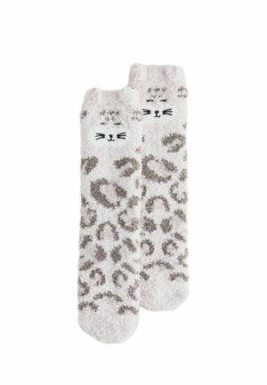 Calcetines suaves y peludos con manchas de leopardo en gris claro y marrón, con una cara de gato con ojos cerrados y bigotes cerca de la parte superior.