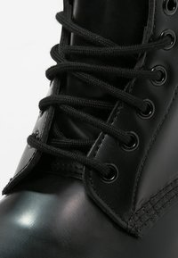 Dr. Martens Botines con cordones - black