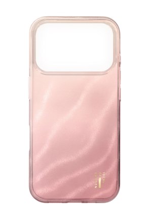 Funda transparente para smartphone en rosa con un gran recorte para la cámara y la marca "Ideal of Sweden" en dorado en la esquina inferior derecha.