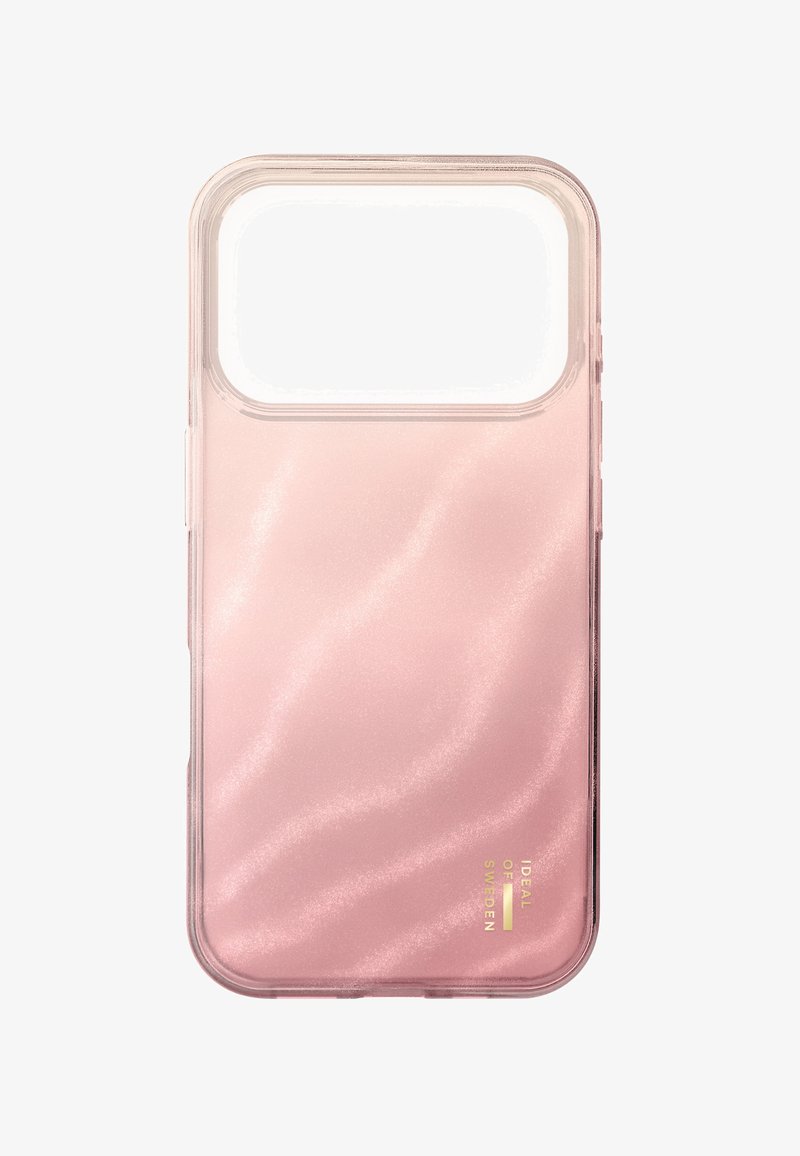 Läpinäkyvä vaaleanpunainen puhelimen suojakuori, jossa suuri kamerareikä ja "Ideal of Sweden" -brändäys kullanvärisenä oikeassa alakulmassa.