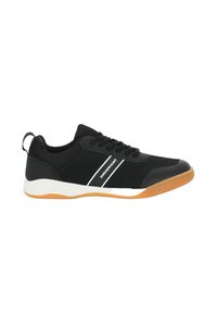 Scarpa sportiva nera con tomaia in mesh, striscia bianca, collare imbottito e suola in gomma. Design minimalista con chiusura a lacci.