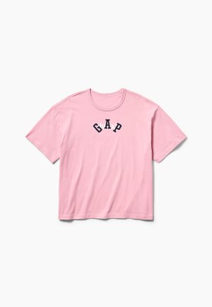 Pinkes T-Shirt mit kurzen Ärmeln und dem „GAP“-Logo in schwarzen und weißen Buchstaben quer über der Brust, flach auf weißem Hintergrund liegend.