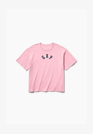 Pinkes T-Shirt mit kurzen Ärmeln und dem „GAP“-Logo in schwarzen und weißen Buchstaben quer über der Brust, flach auf weißem Hintergrund liegend.