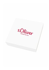 Weißer rechteckiger Karton mit glatter Oberfläche, ausgestattet mit einem roten Logo "s.Oliver" und dem Satz "FASHION FOR LIFE" in einer modernen Schriftart.