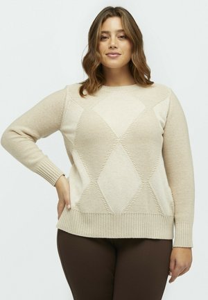 Pulover tricotat bej cu un model în diamant, decolteu rotund și manșete cu fixare. Asortat cu pantaloni maronii, are o croială lejeră și o textură netedă.