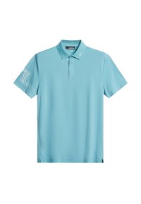 Polo bleu clair à manches courtes avec trois boutons, un col et un motif géométrique blanc sur la manche droite et le détail du col.