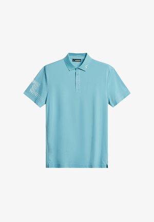 Jasnoniebieska koszulka polo z krótkim rękawem, trzema guzikami, kołnierzykiem oraz białym geometrycznym wzorem na prawym rękawie i detalu kołnierza.