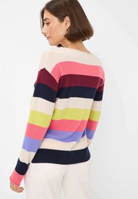 Strickpullover mit horizontalen Streifen in Pink, Lila, Grün, Marineblau und Creme. Weiche Textur mit langen Ärmeln und einem runden Ausschnitt.