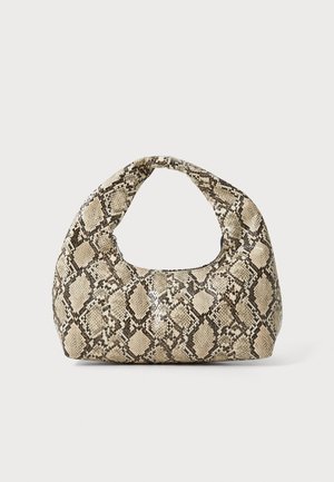 Petit sac à main avec un motif en peau de serpent beige et marron et une seule poignée courbée, présenté sur un fond clair uni.