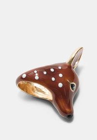 Anello a forma di cervo marrone con pois bianchi, finiture dorate e una finitura lucida. Presenta orecchie dettagliate e un naso nero.
