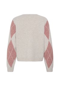 Pull beige clair à manches longues présentant de grands motifs losanges argyle roses et blancs le long des bras, vu de dos.