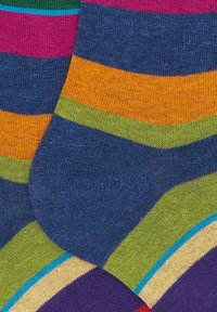 Calze a maglia colorate con righe orizzontali in vivace rosa, blu, arancione, verde, viola, giallo e motivi turchesi.