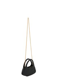 Sort tekstureret håndtaske med en unik buet form, der har dobbelte håndtag og en guld kædetræk til brug som crossbody.