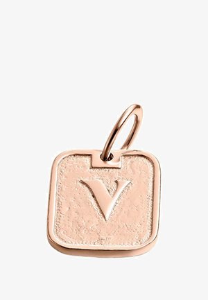 Charm de oro rosa en forma cuadrada con una superficie texturizada. Presenta un destacado logo en forma de 'V' en el centro y un lazo en la parte superior para su sujeción.