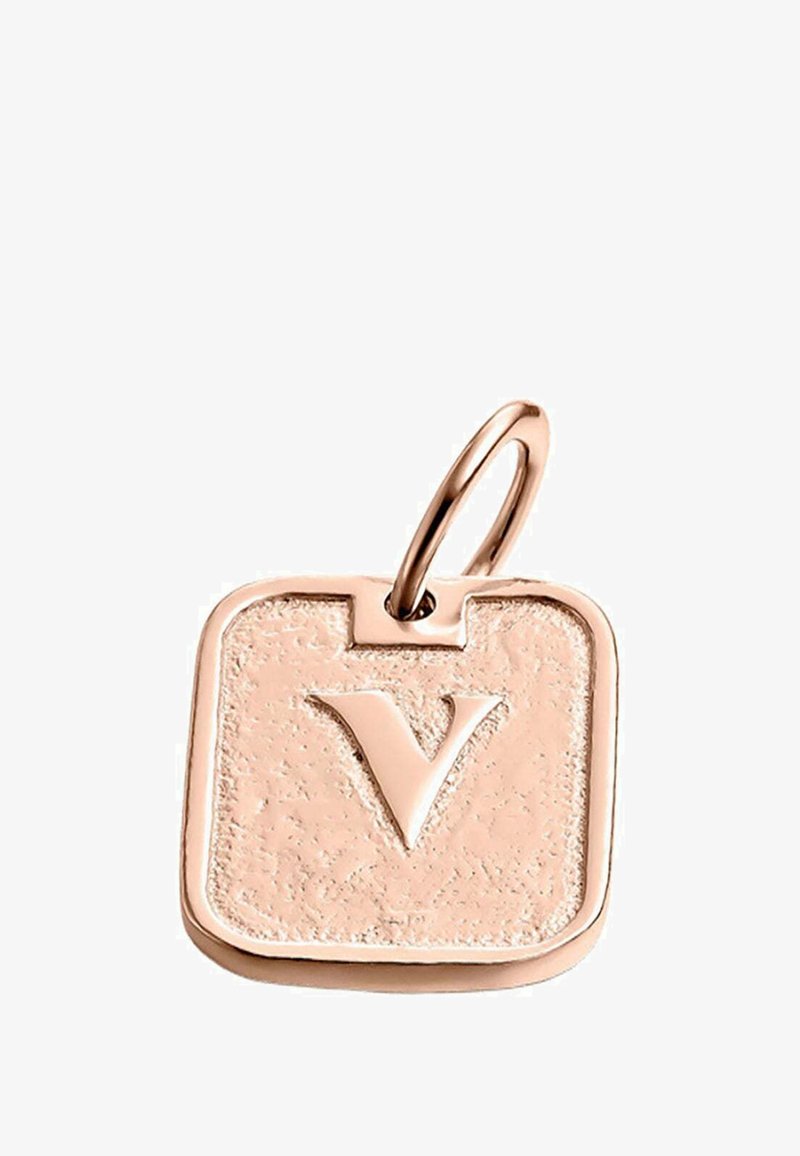 Colgante de oro rosado, con forma cuadrada y superficie texturizada, presenta una "V" en relieve prominente en el centro y un pequeño lazo de sujeción en la parte superior.
