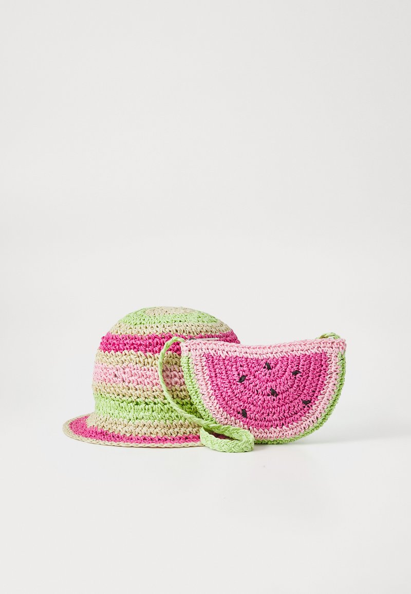 Häkelhut mit breitem Rand in abwechselnden rosa und grünen Streifen, kombiniert mit einem kleinen Beutel, der einer Wassermelonenscheibe ähnelt.