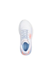 Sneaker bianco Skechers con lacci azzurri chiari, interno azzurro chiaro e accenti corallo, vista dall'alto su uno sfondo bianco.