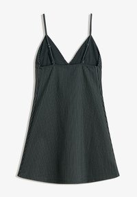 Črna obleka z navpičnimi belimi črtami, V-izrezom, nastavljivimi spaghetti naramnicami in mehkim tekstilom. A-linijska silhueta, dolžina nad kolenom.