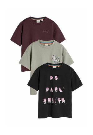Tri tričká s krátkym rukávom Paul Smith naukladané na seba, čierne s ružovým logom, sivé s grafikou zebry a tmavofialové s malým bielym textom.