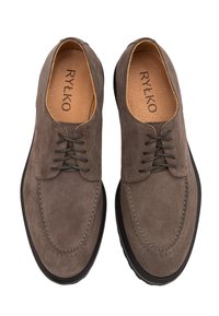 Pantofi din suede maro, cu șireturi, vârful rotund, cusături contrastante și talpă din cauciuc. Interior căptușit cu o branț din nuanță bej.