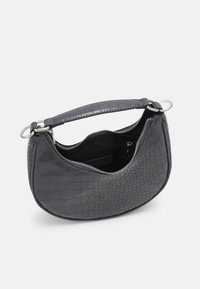 Sort håndtaske i krokodillepræget læder med buet form, lynlåslukning og kort hank med metalaccenter. Indvendig lomme synlig.