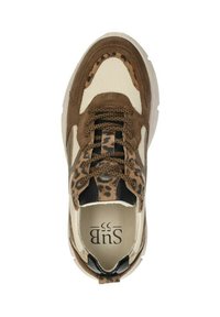 Braune und cremefarbene Sneaker mit einem strukturierten Obermaterial aus Wildleder und Mesh, ausgestattet mit Akzenten in Leopardenmuster, dicker Sohle und Schnürverschluss.