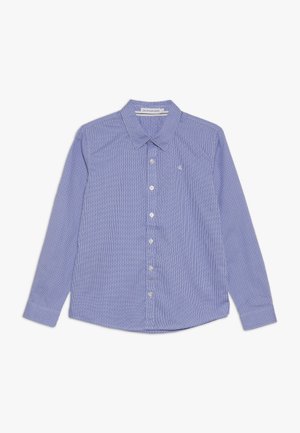 Camisa de rayas azul de manga larga con cuello clásico, cierre de botones en el frente y un pequeño logo bordado en el lado izquierdo del pecho.