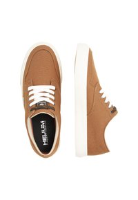 Sneaker in tela marrone con lacci bianchi, punta rotonda e superficie testurizzata. Presenta un logo sulla linguetta e una spessa suola in gomma bianca.