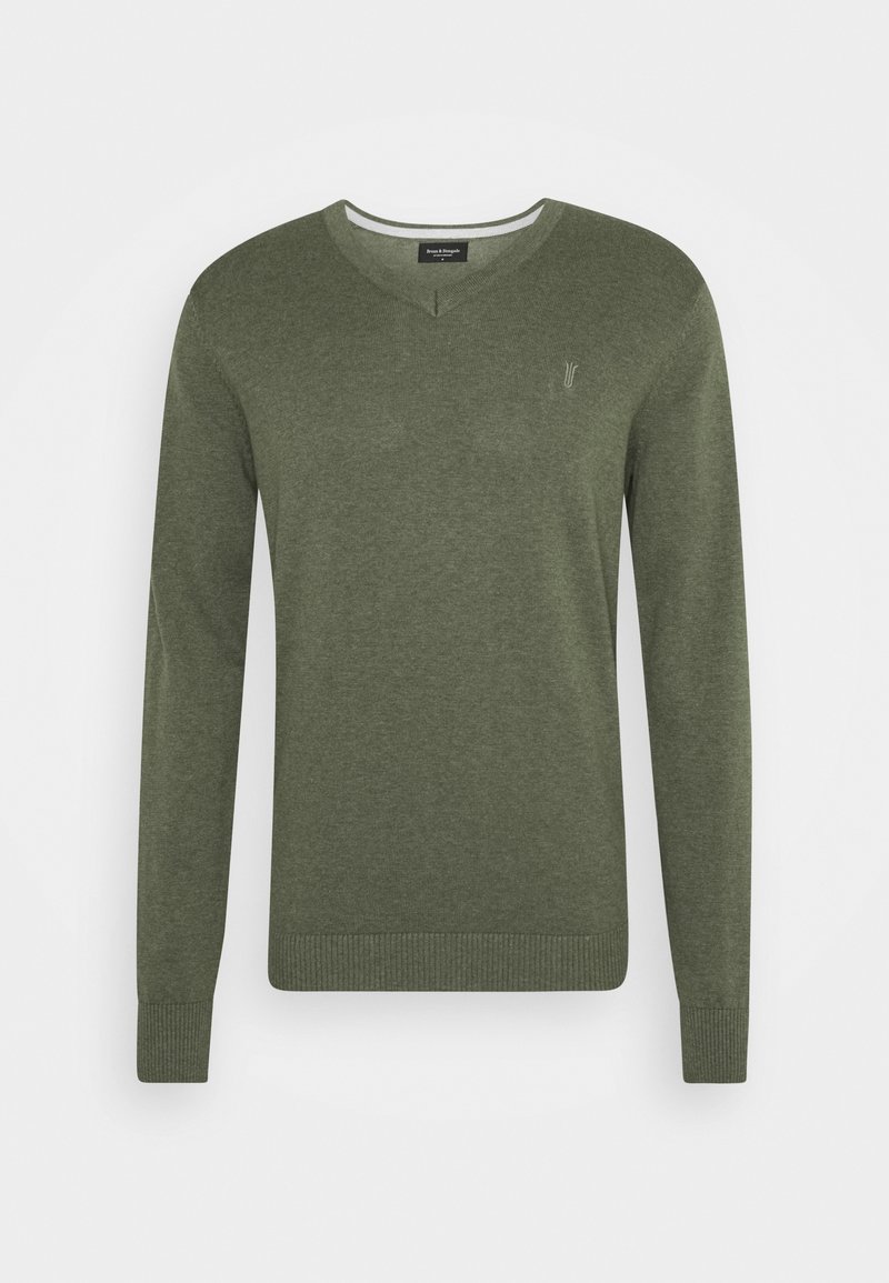 Pull homme vert olive à manches longues avec col en V, poignets et ourlet côtelés, avec un petit logo brodé sur la poitrine.