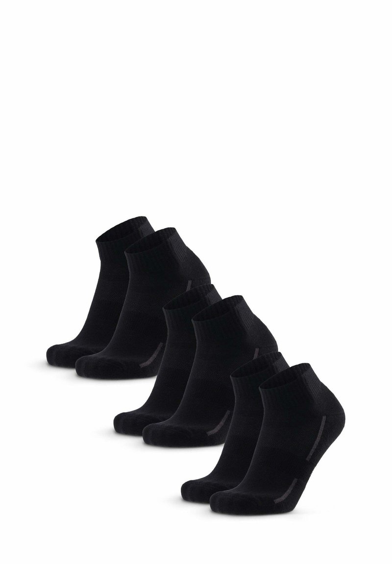 Calcetines negros de tobillo dispuestos en una fila. Están hechos de un material suave y acanalado, con una puntera reforzada y un sutil acento gris en el lateral.