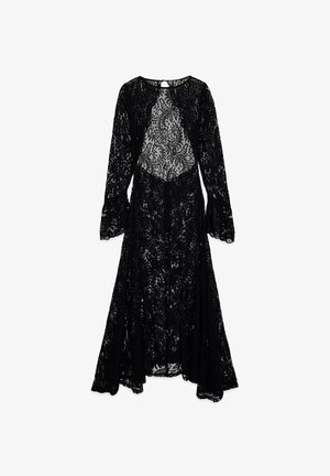 Robe en dentelle noire avec des manches longues, une ouverture à l'avant, une longueur jusqu'au sol, un motif floral complexe et un design superposé pour plus de texture.