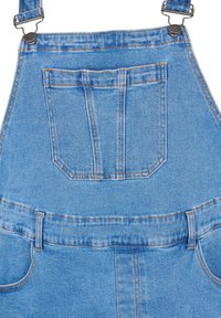 Vaattet sinisia denim overalls joissa on säädettävät hihnat, etutasku ja neliömäinen takatasku. Eroava ompelu näkyy kauttaaltaan.