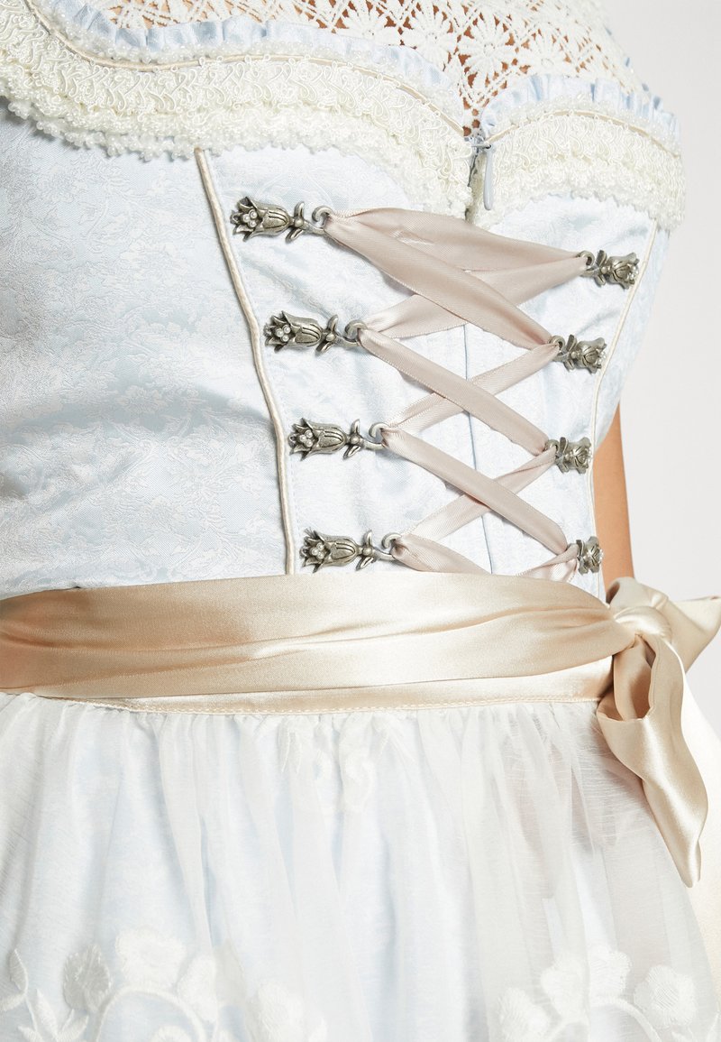 Blau-weißer Kleid mit Spitze am Saum, satiniertem Ripsband, silberner floraler Hardware und einem durchsichtigen, geschichteten Rock mit gestickten Akzenten.