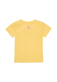 Gelbes Baumwoll-T-Shirt mit kurzen Ärmeln und rundem Ausschnitt sowie einem kleinen Markenetikett, das auf der Rückseite angenäht ist. Glatte Textur und einfaches Design.