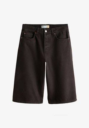 Črne kratke kavbojke do kolen z žepi spredaj, zankami za pas in zapiranjem na gumbe.