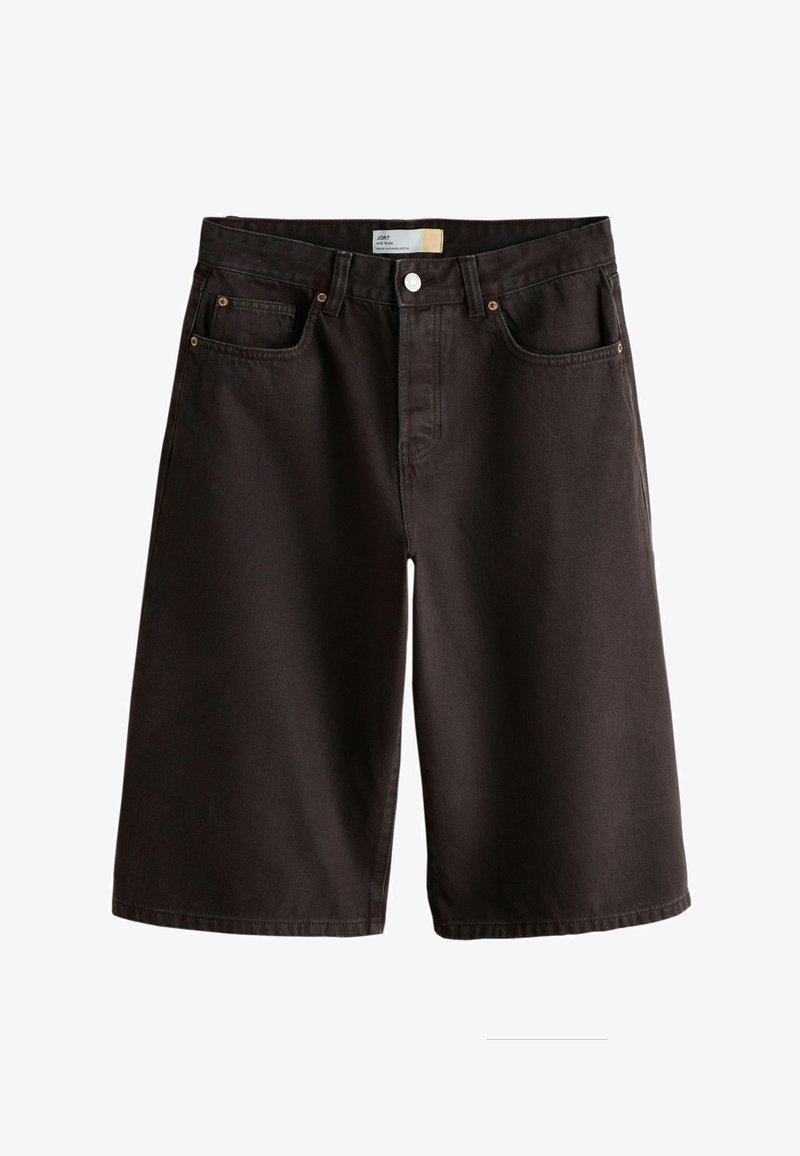 Shorts en denim noirs arrivant aux genoux, avec poches avant, passants pour ceinture et fermeture par bouton.