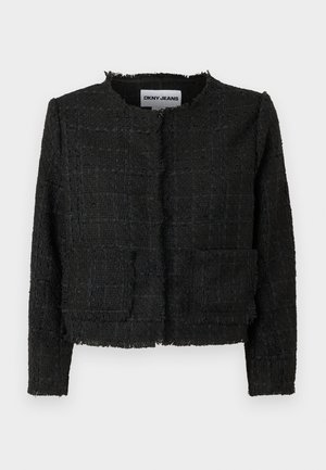 Svart vevd jakke med teksturert finish, frynset kanter og to frontlommer. Med rund hals og åpen frontdesign.
