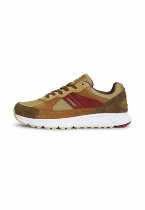 Brązowy i beżowy sneaker z czerwonym akcentem, białą podeszwą i logo "Hilfiger" z boku, zaprojektowany do codziennego użytku.