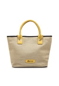 Bolsa tote de lona beige con detalles y asas de cuero amarillo. Ribete negro. Detalle de cadena dorada y logotipo en la parte delantera. Forma rectangular.