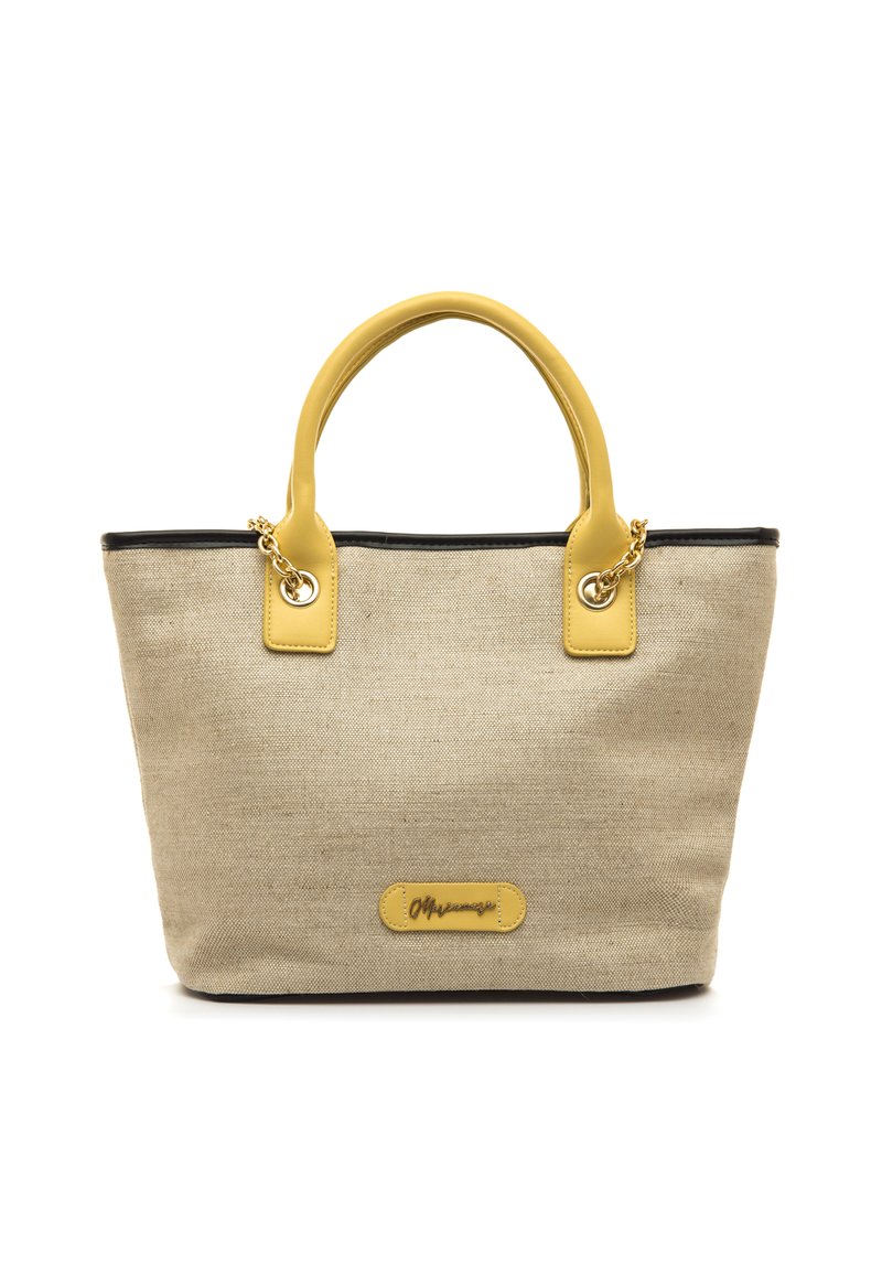 Bolsa tote de lona beige con detalles y asas de cuero amarillo. Ribete negro. Detalle de cadena dorada y logotipo en la parte delantera. Forma rectangular.