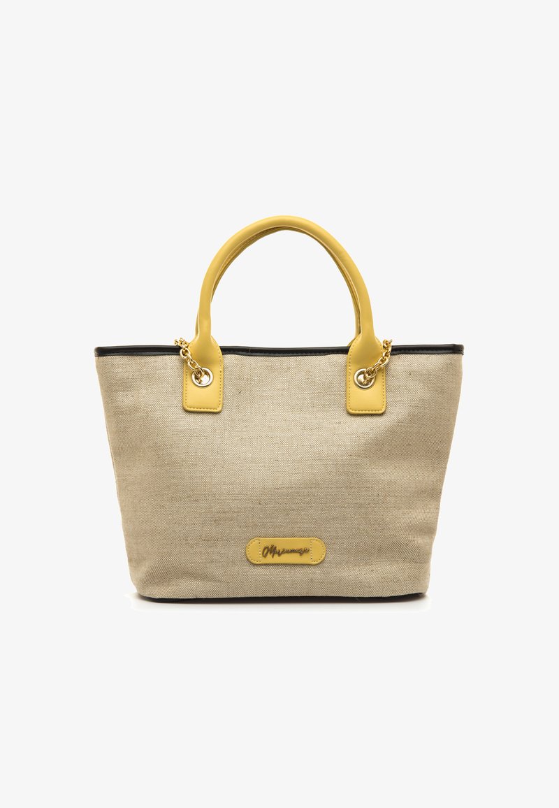 Bolsa tote de lona beige con detalles y asas de cuero amarillo. Ribete negro. Detalle de cadena dorada y logotipo en la parte delantera. Forma rectangular.