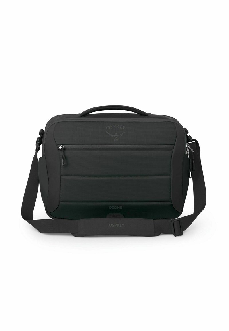 Borsa a tracolla nera con esterno imbottito, tracolla regolabile, tasca frontale con zip e dettagli del logo sulla superficie.