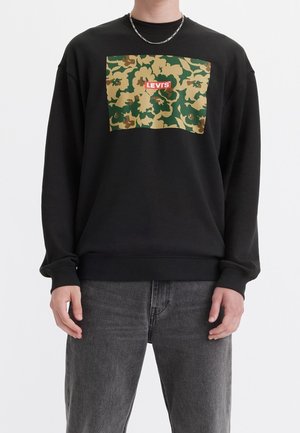 Sudadera negra con un diseño de camuflaje en verde y beige con un destacado logo rojo de "LEVI'S". Fabricada con tela suave y de manga larga.